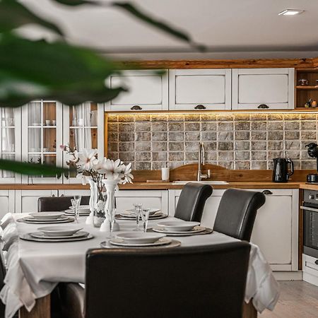 Luxurious And Royal Apartment In The Old Town Bratislava Bagian luar foto