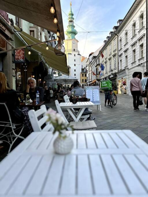 Luxurious And Royal Apartment In The Old Town Bratislava Bagian luar foto