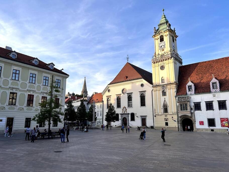 Luxurious And Royal Apartment In The Old Town Bratislava Bagian luar foto