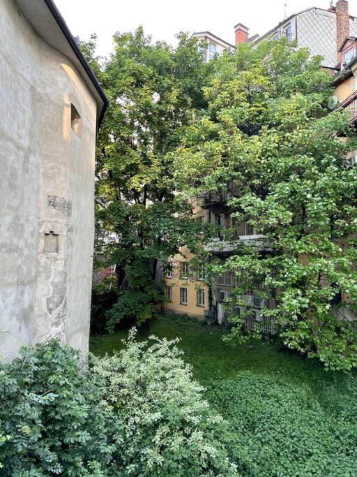 Luxurious And Royal Apartment In The Old Town Bratislava Bagian luar foto