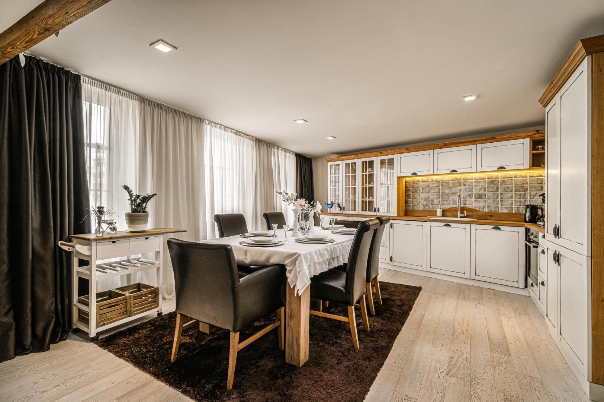 Luxurious And Royal Apartment In The Old Town Bratislava Bagian luar foto